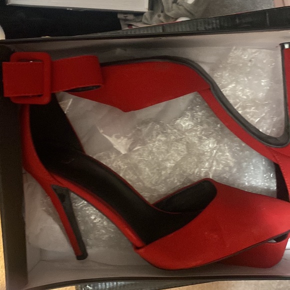 Red Heels - Picture 5 of 5